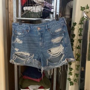 Women’s American Eagle shredded denim cut off shorts size 14